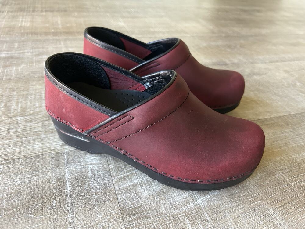 Dansko Professional Clogs Women 36 US 5.5-6 Burgundy Leather NWOB Slip On